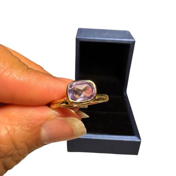 Elegant Sterling Silver Gold plated Ring with light purple amathyst color Stone - Picture 3 of 9